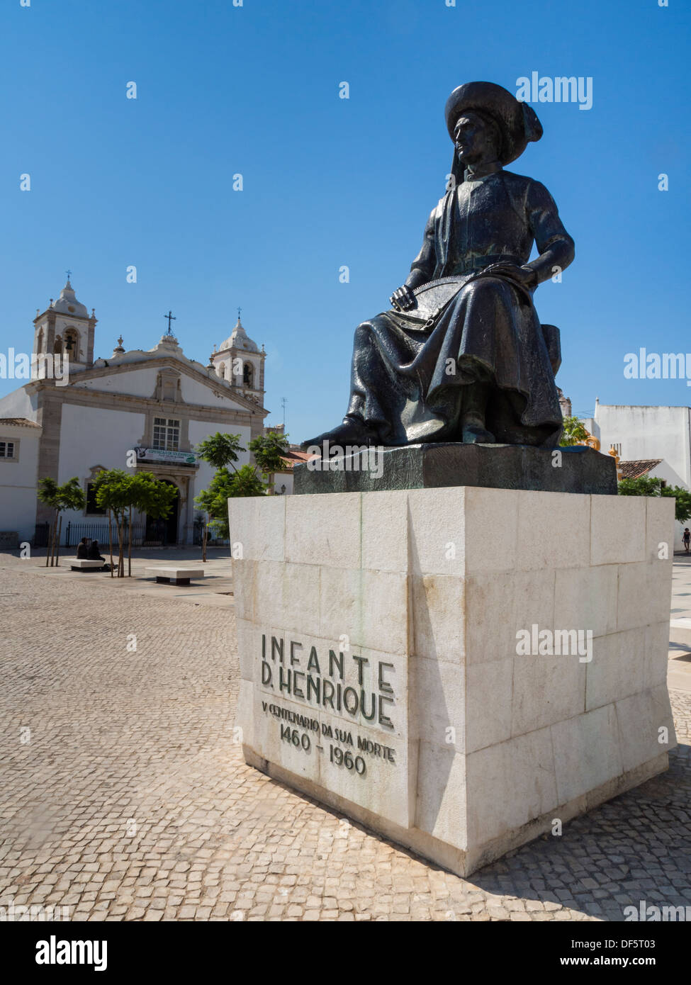 OLYStatue von Prinz Heinrich der Seefahrer Blick auf das Meer in der Platz Praça Infante Dom Henrique in Lagos, Portugal Stockfoto