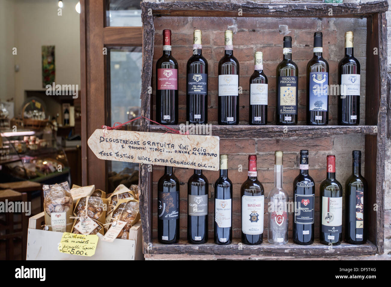 Flaschen Wein von Montepulciano und der Toskana zu verkaufen in einem lokalen produzieren Shop, Montepulciano, Toskana. Stockfoto