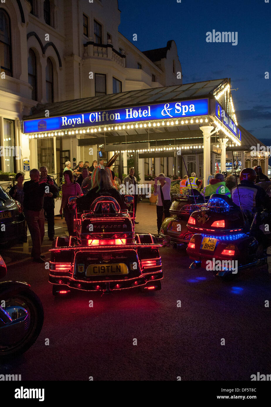 Dekorative LED-Motorradbeleuchtung auf einzigartigen oder maßgeschneiderten Honda-Motorrädern in Southport, Merseyside, Großbritannien. September 2013.die beleuchtete Motorrad 3D Illusion Prozession begann im Royal Clifton Hotel auf der Esplanade mit geschmückten Trikes und maßgeschneiderten Bikes und Trikes mit Lichtern für eine Parade durch das Stadtzentrum Stockfoto