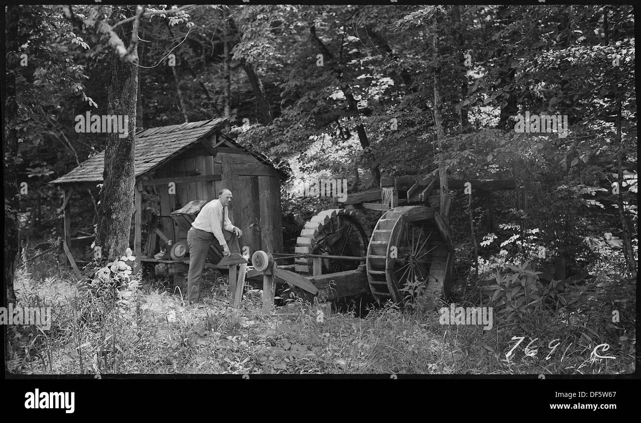 Johnson, Thomas und Erben, Zwillingsbereifung Wasser und Pumpe verwendet, um Kraft für den Shop und Pumpen Frühling liefern Wasser 280816 Stockfoto