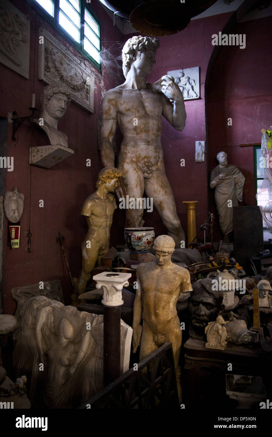 Aufgereiht sind Skulpturen als Filmrequisite verwendet auf dem DeAngelis-Workshop in Filmstudios Cinecittà in Rom, Italien Stockfoto