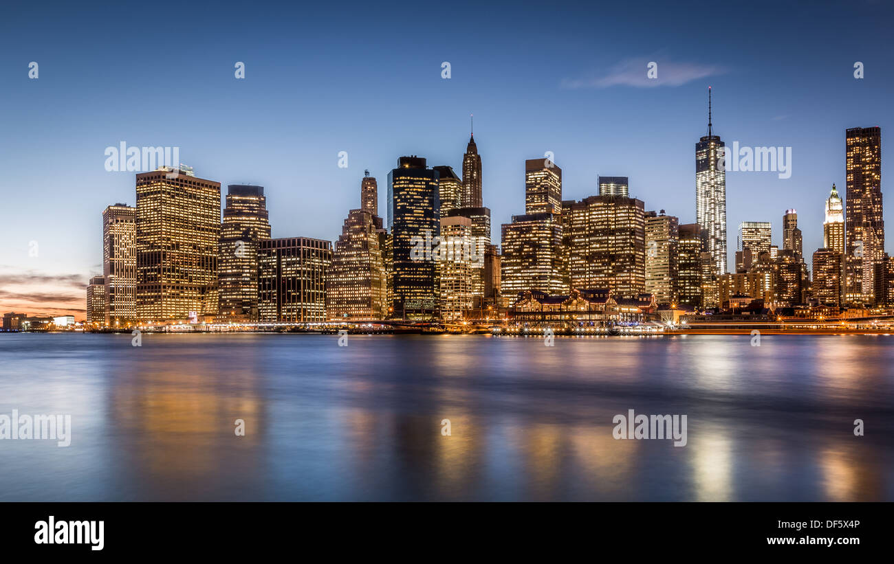 Lower Manhattan Skyline über East River in der Dämmerung - New York Stockfoto