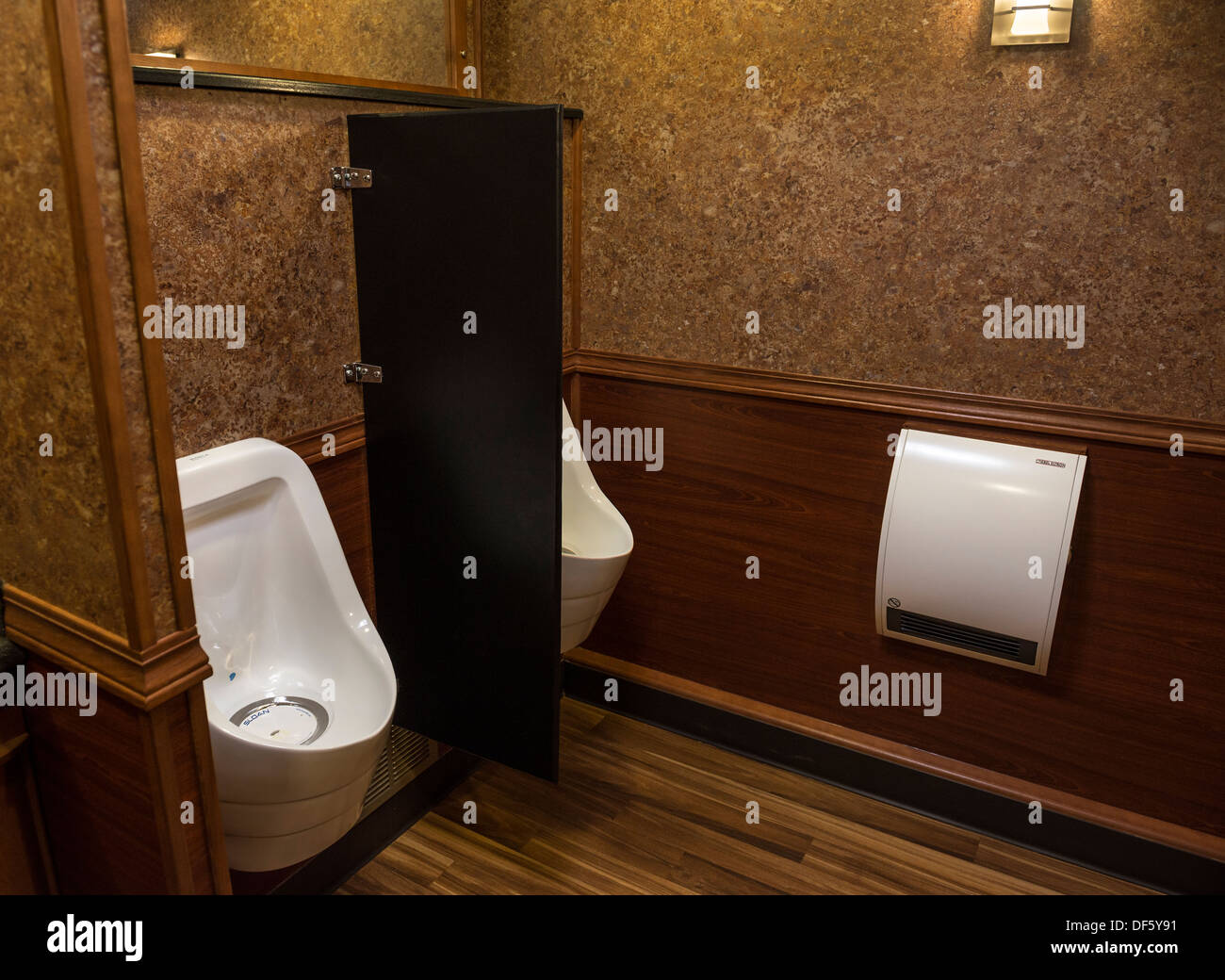 Luxus-Toiletten oder besser bekannt als Töpfchen und . Stockfoto