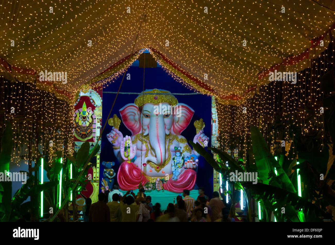 Ganesh Idole mit Blumen geschmückt und in temporären Schreine für Ganesh Chaturthi angezeigt. Den Geburtstag von Lord Ganesha. Stockfoto