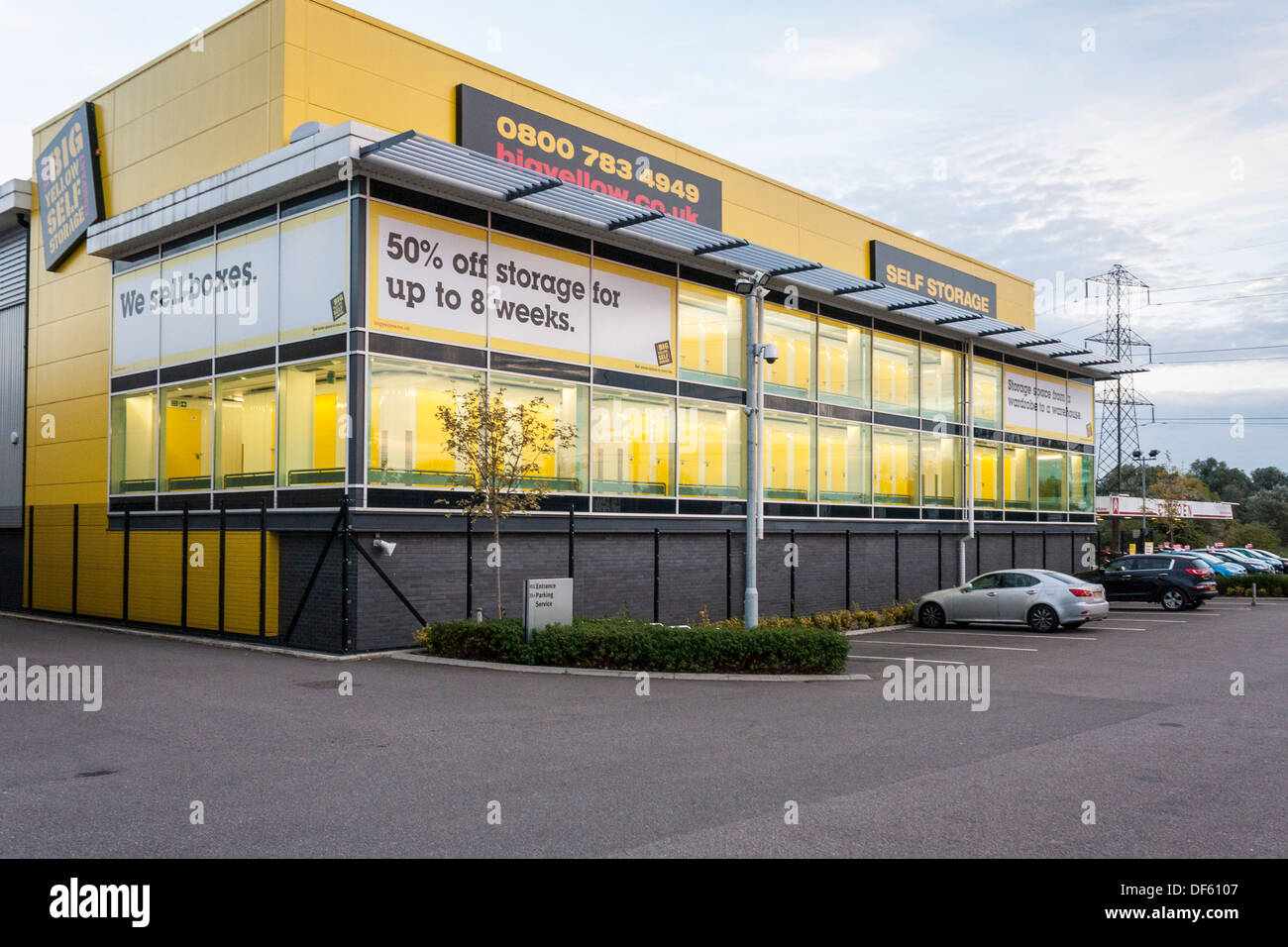 Große gelbe Selfstorage-Anlage. Reading, Berkshire, England, GB, UK. Stockfoto