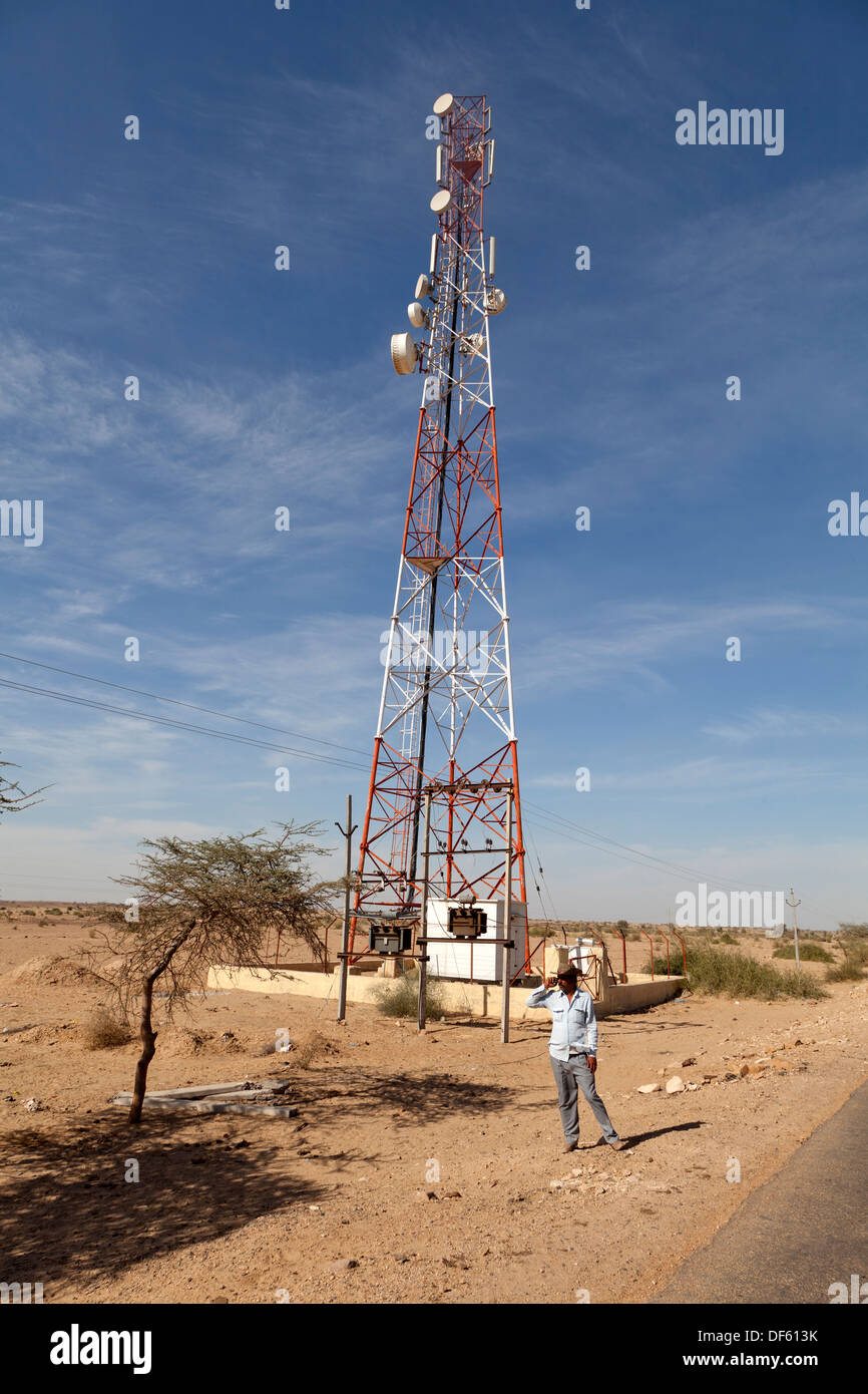Indien, Rajasthan, Thar-Wüste, Ingenieur machen mobile Testanruf neben Handy-mast Stockfoto
