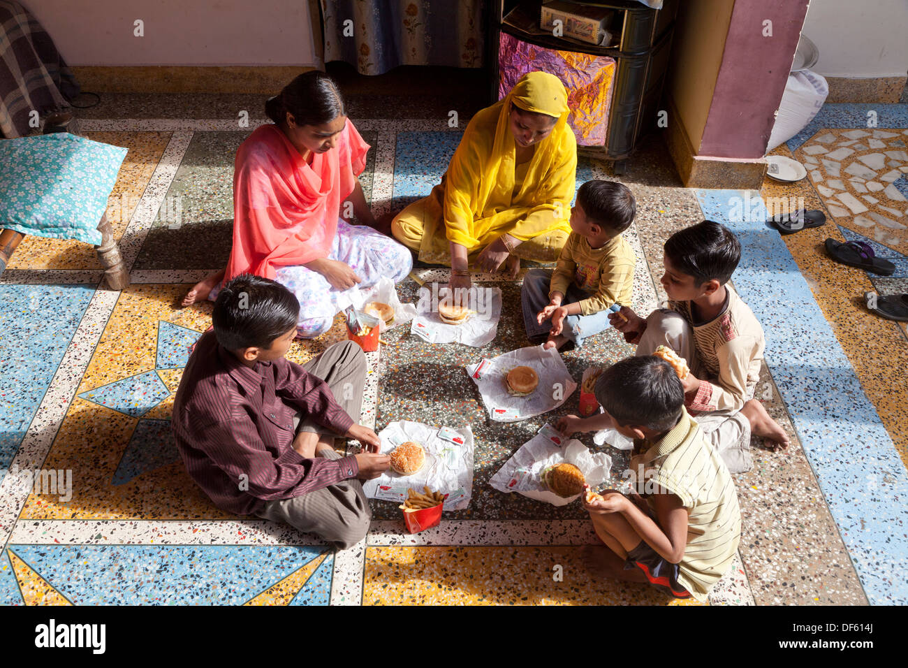 Indien, Uttar Pradesh, Agra Mutter und fünf Kinder, die im westlichen Stil essen fast-food Stockfoto