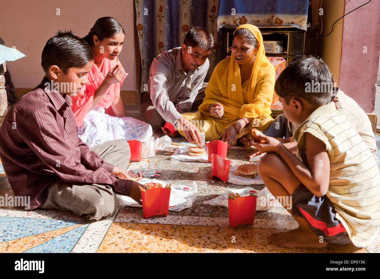 Indien, Uttar Pradesh, Agra & Vater Mutter mit fünf Kindern im westlichen Stil Fastfood Stockfoto
