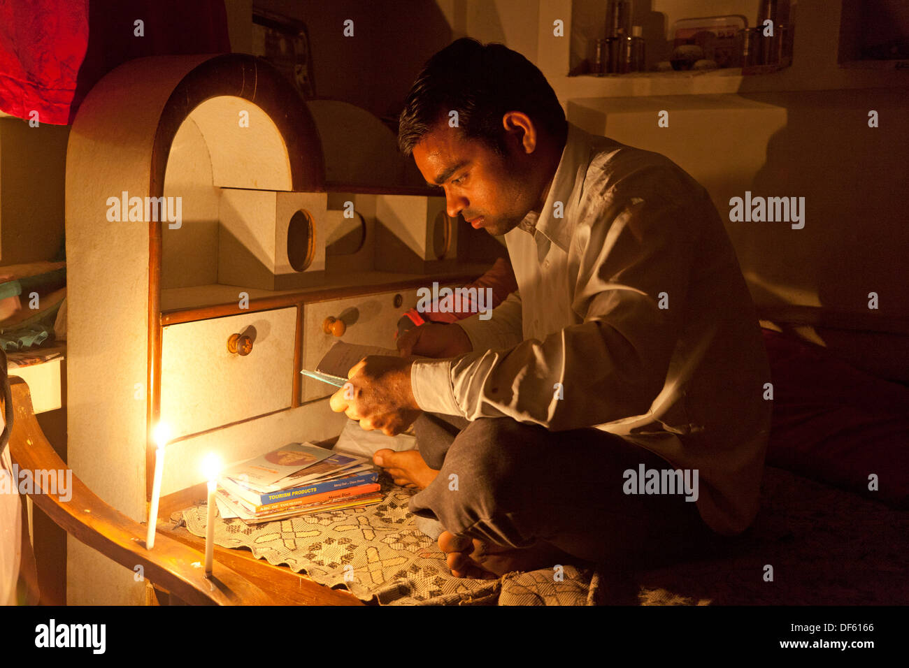 Indien, Uttar Pradesh, Agra junge Männchen Studium bei Kerzenschein Stockfoto