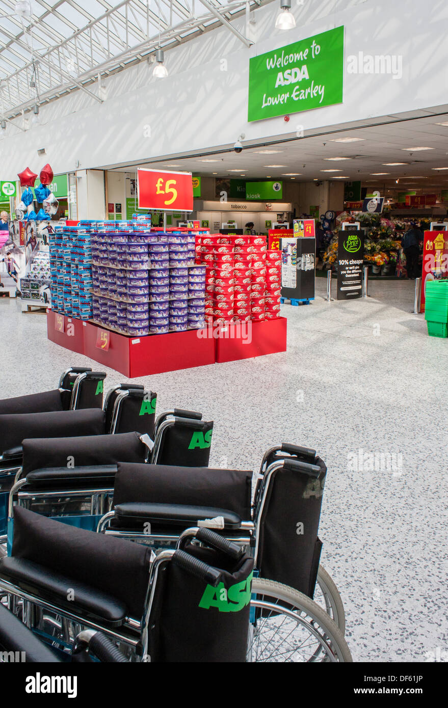 Asda Supermarkteingang mit Rollstühlen für weniger fähige Kunden. Stockfoto