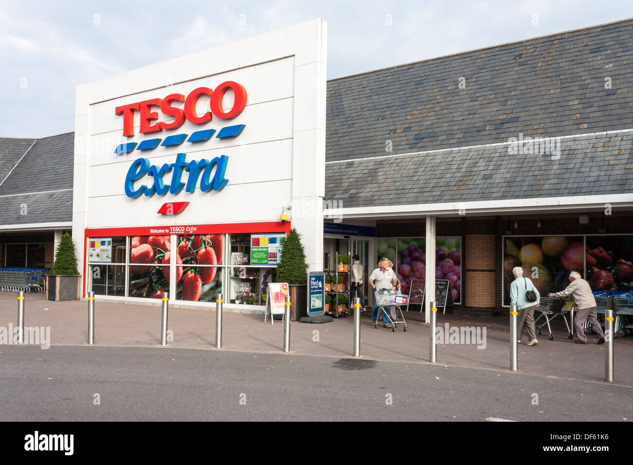 Eingang zu einem Tesco Supermarkt, Reading, England, GB, UK. Stockfoto