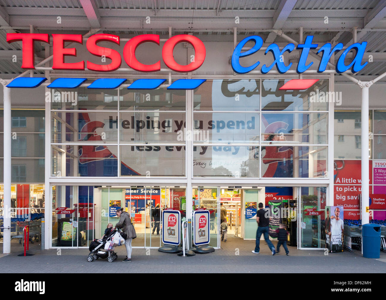 Tesco-Supermarkt-Eingang, Reading, Berkshire, England, GB, UK. Stockfoto