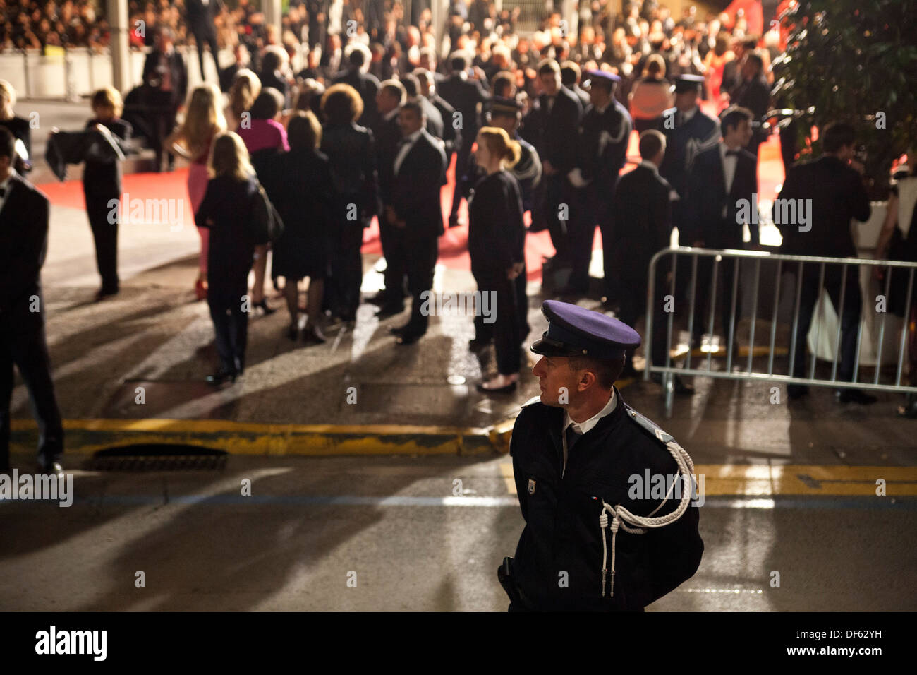 Ein Gendarm wartet auf prominente ankommen, dem Palais des Festivals et des Congrès in Cannes Film Festival Stockfoto