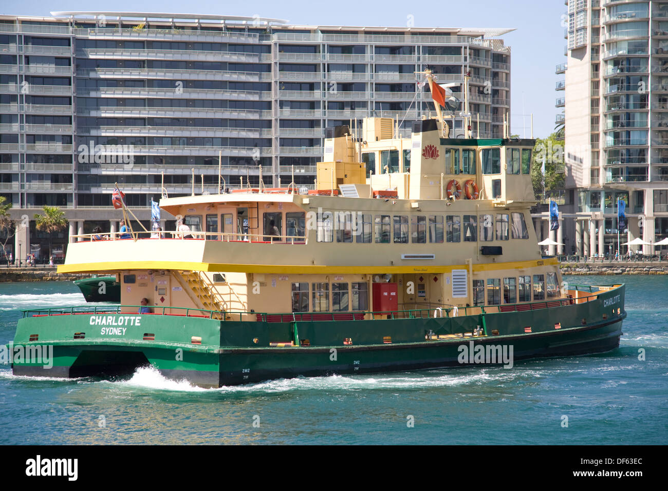 Die berühmte Fähre MV Charlotte von Sydney nähert sich der Endstation der Fähre Circular Quay in Sydney, NSW, Australien Stockfoto