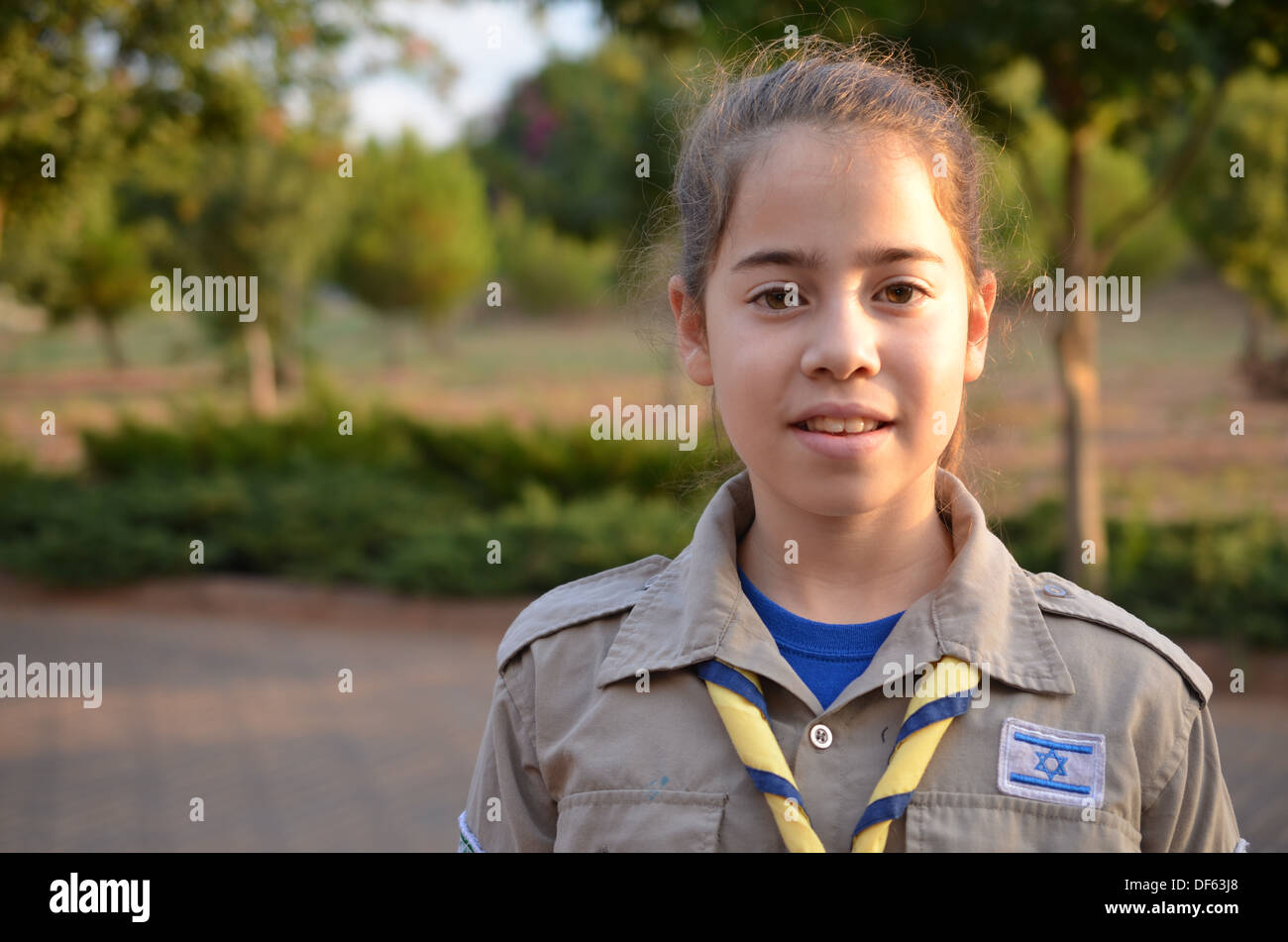 Ein glückliches Israel Girl Scout auf dem Weg zum Sommerlager Stockfoto
