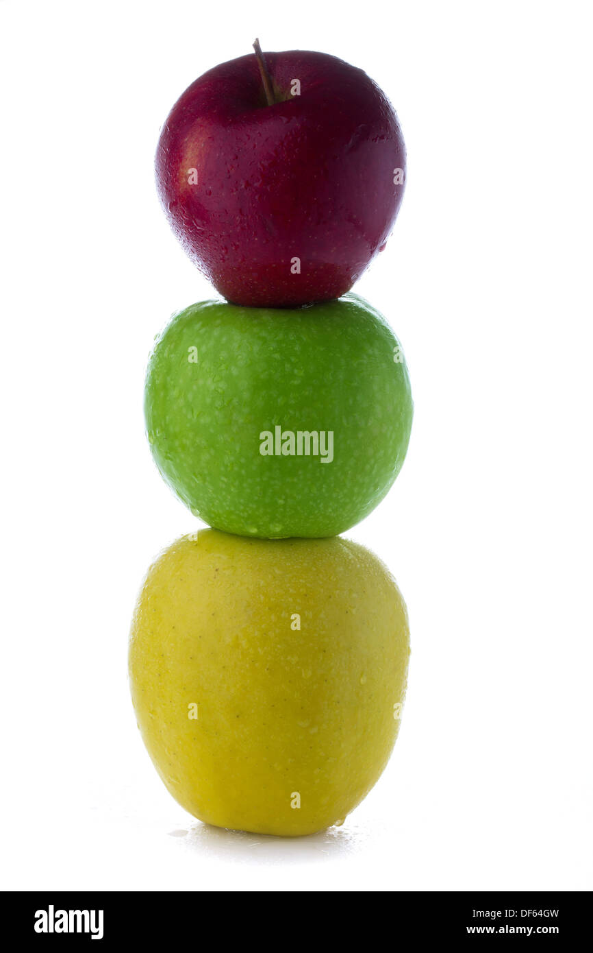 frische grüne gelbe rote Äpfel in Form einer Ampel, die isoliert auf weißem Hintergrund Stockfoto