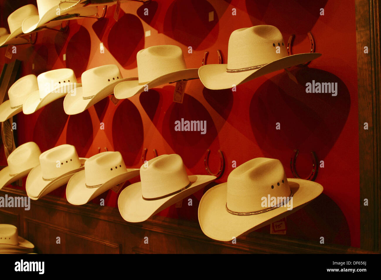 Anzeige von Stroh Stetson Cowboyhüte in einem Western speichern in Dallas,  Texas Stockfotografie - Alamy