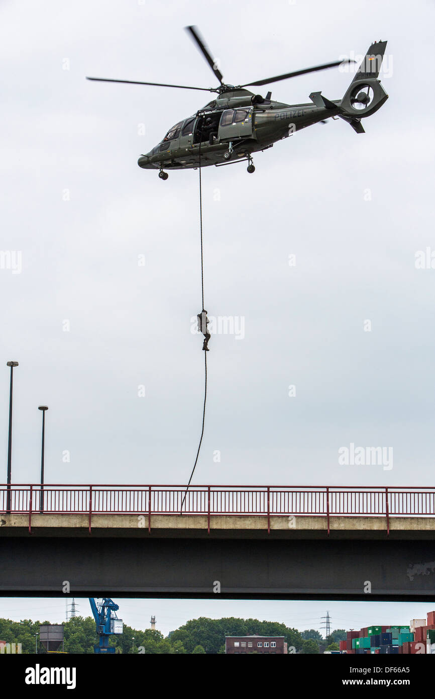 Polizei SWAT-Team, schnell von einem Hubschrauber Abseilen Stockfoto