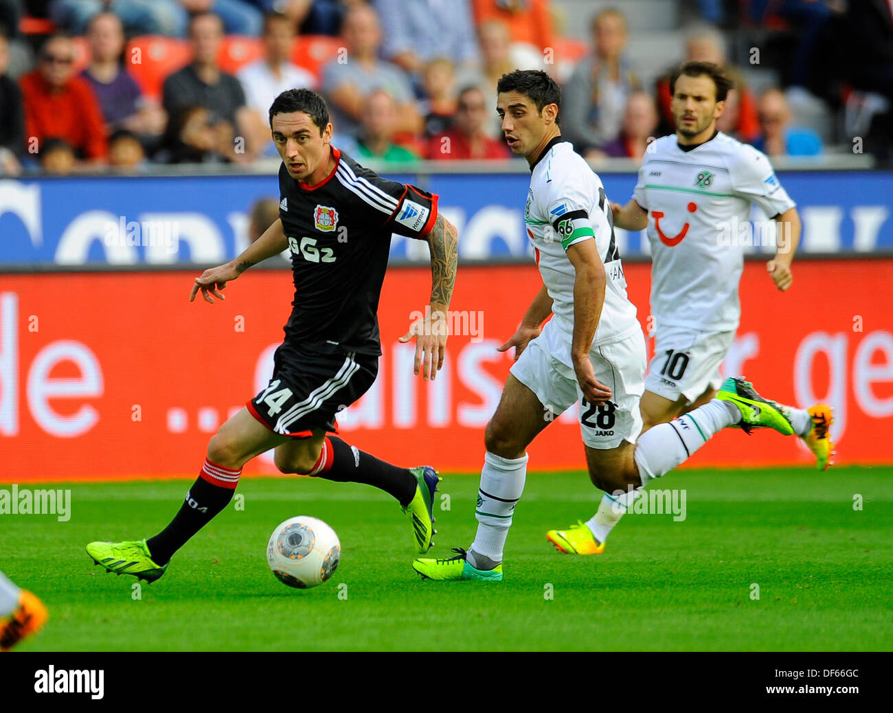 Deutsche Fußball Bundesliga, 28.9.2013, Saison 2013/14, Spieltag 9, BayArena Leverkusen, Bayer 04 Leverkusen (schwarz) - Hannover 96 (weiß)---Roberto Hilbert (Leverkusen) Gand Lars Stindl (H96) Stockfoto