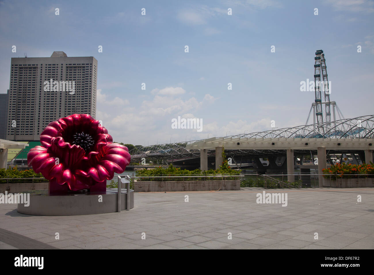 Moderne zeitgenössische Aufstellung im freien Museum Kunst Wissenschaft Marina Bay Sands Singapur Stadt Asien modernes Design Rosa Rot Metall Stockfoto