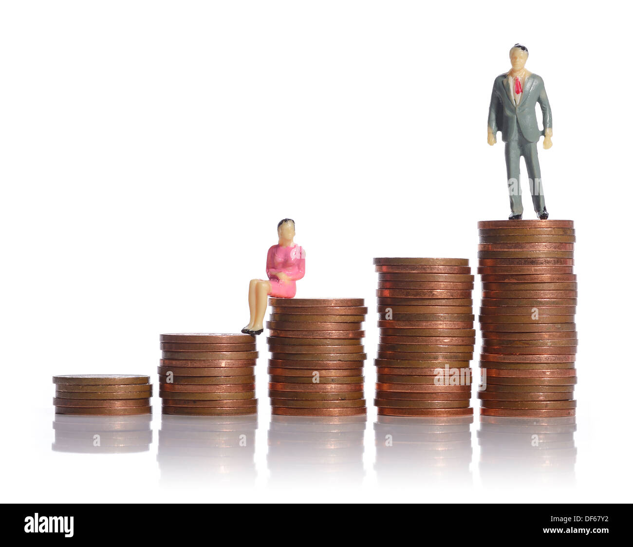 Mini-Kunststoff Mann und eine Frau sitzen auf Haufen Geld Stockfoto