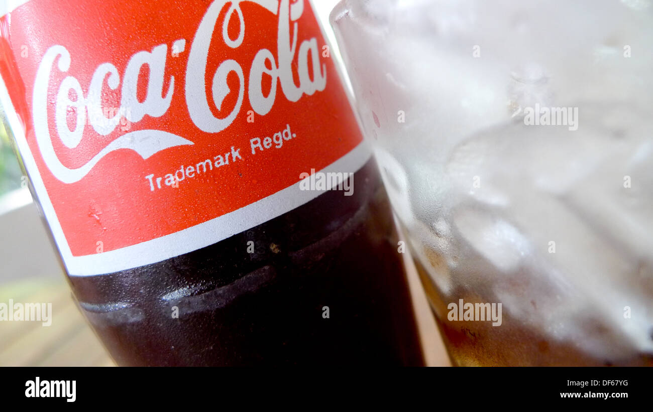 Nahaufnahme Von Der Coca Cola Etikett Einer Weinflasche Stockfotografie Alamy