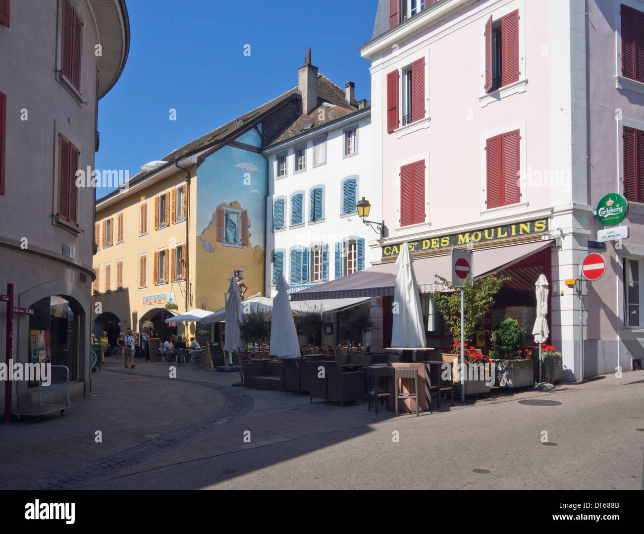 Nyon, einer Schweizer Stadt am Ufer des Genfer Sees in der Schweiz, engen  Fußgängerzone mit Restaurants und Wandbild Stockfotografie - Alamy