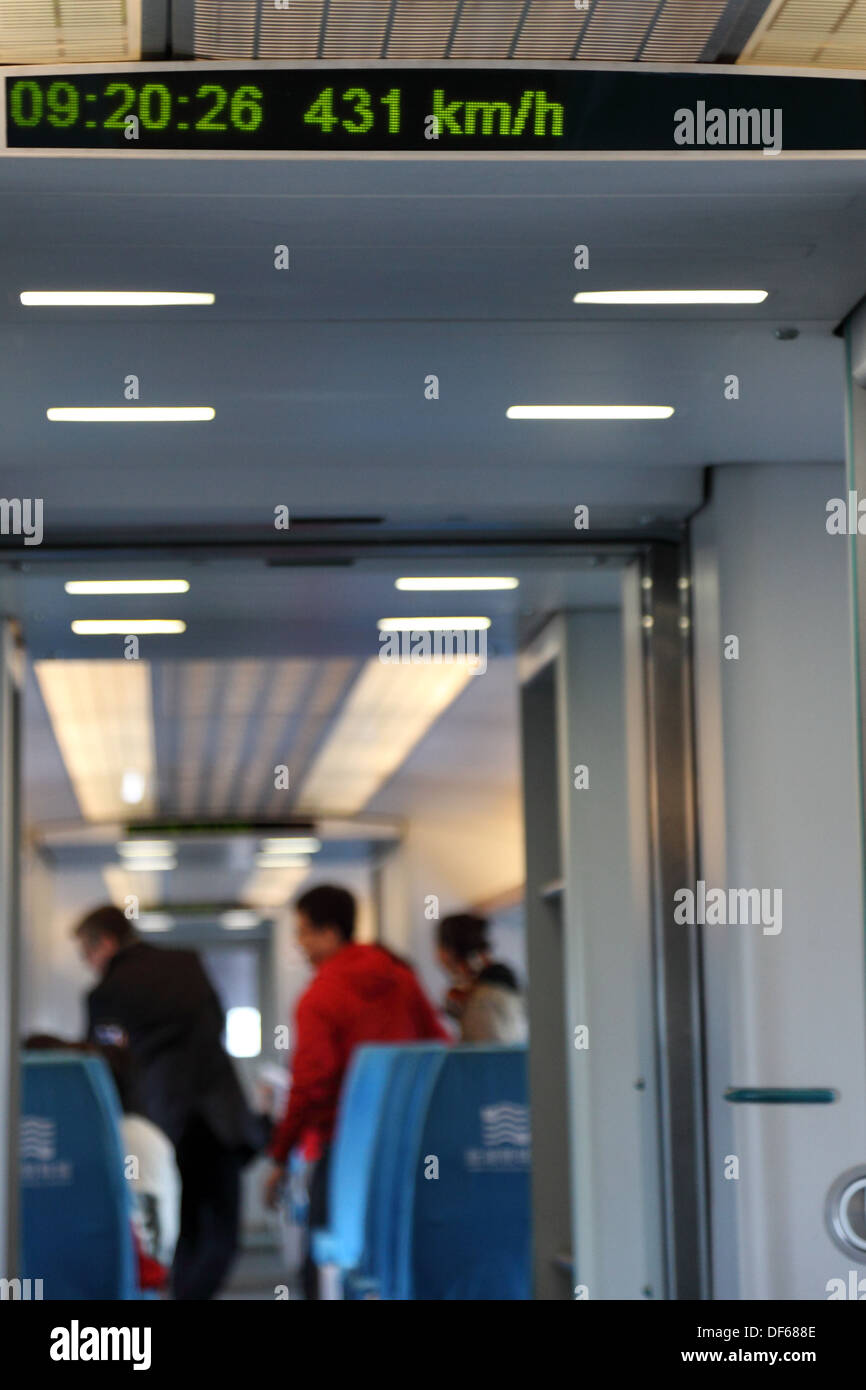 Maglev-Zug reisen mit 431 km pro Stunde vom Flughafen zur Stadt von Shanghai, China Stockfoto