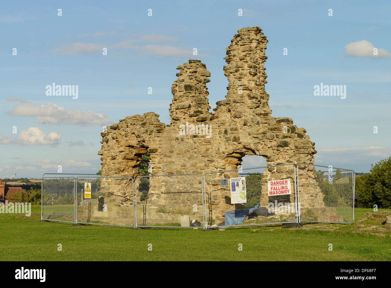 Ruinen und Reparatur Arbeiten an Sandal Castle Wakefield UK Stockfoto