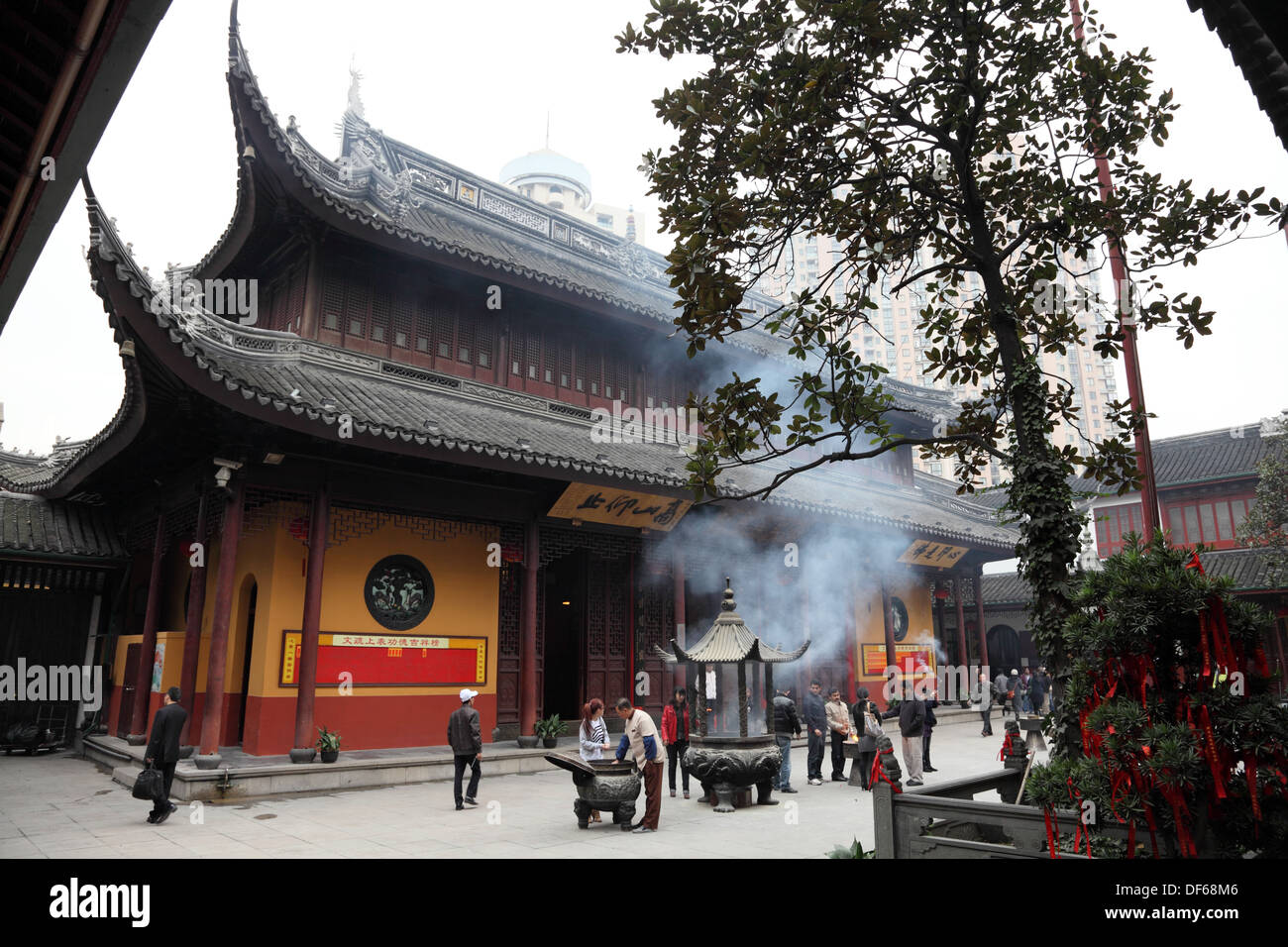 Gottesdienst in einem buddhistischen Tempel in Shanghai, China Stockfoto
