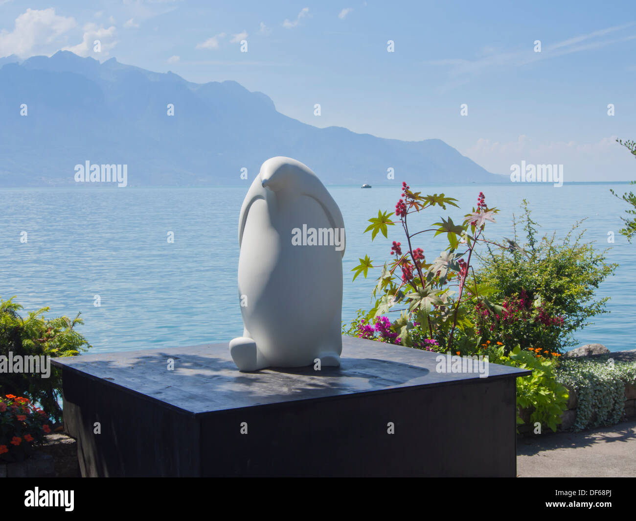 Montreux Schweiz, Pinguin-Skulptur an der Seepromenade, den Genfer See an  einem blauen Sonnentag Stockfotografie - Alamy
