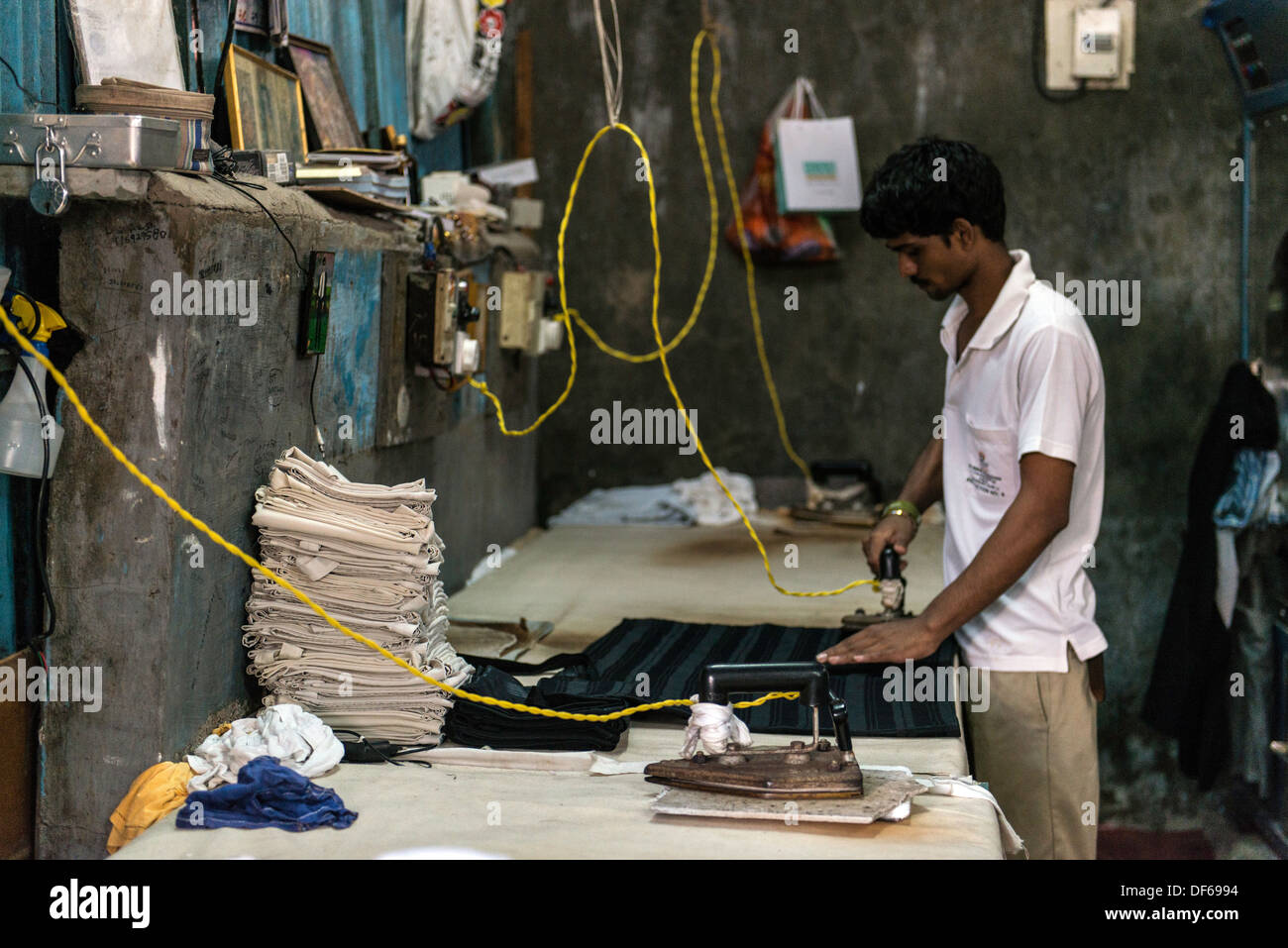 Indischer Mann Bügeln bei Mahalaxmi Dhobi Ghat oder Waschsalon Mumbai Indien Stockfoto