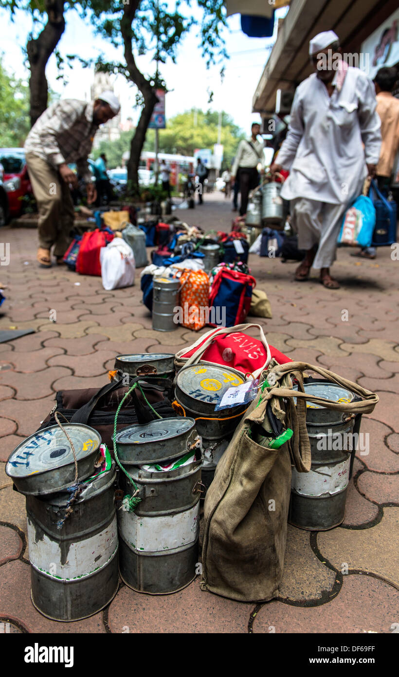 Lunchbüchsen oder Dabbawalla oder Dabbawallah sammeln frisch gekochtes Essen im Lunch-Boxen Mumbai Indien Stockfoto