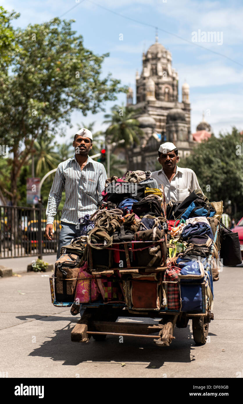 Lunchbüchsen oder Dabbawalla oder Dabbawallah sammeln frisch gekochtes Essen im Lunch-Boxen Mumbai Indien Stockfoto