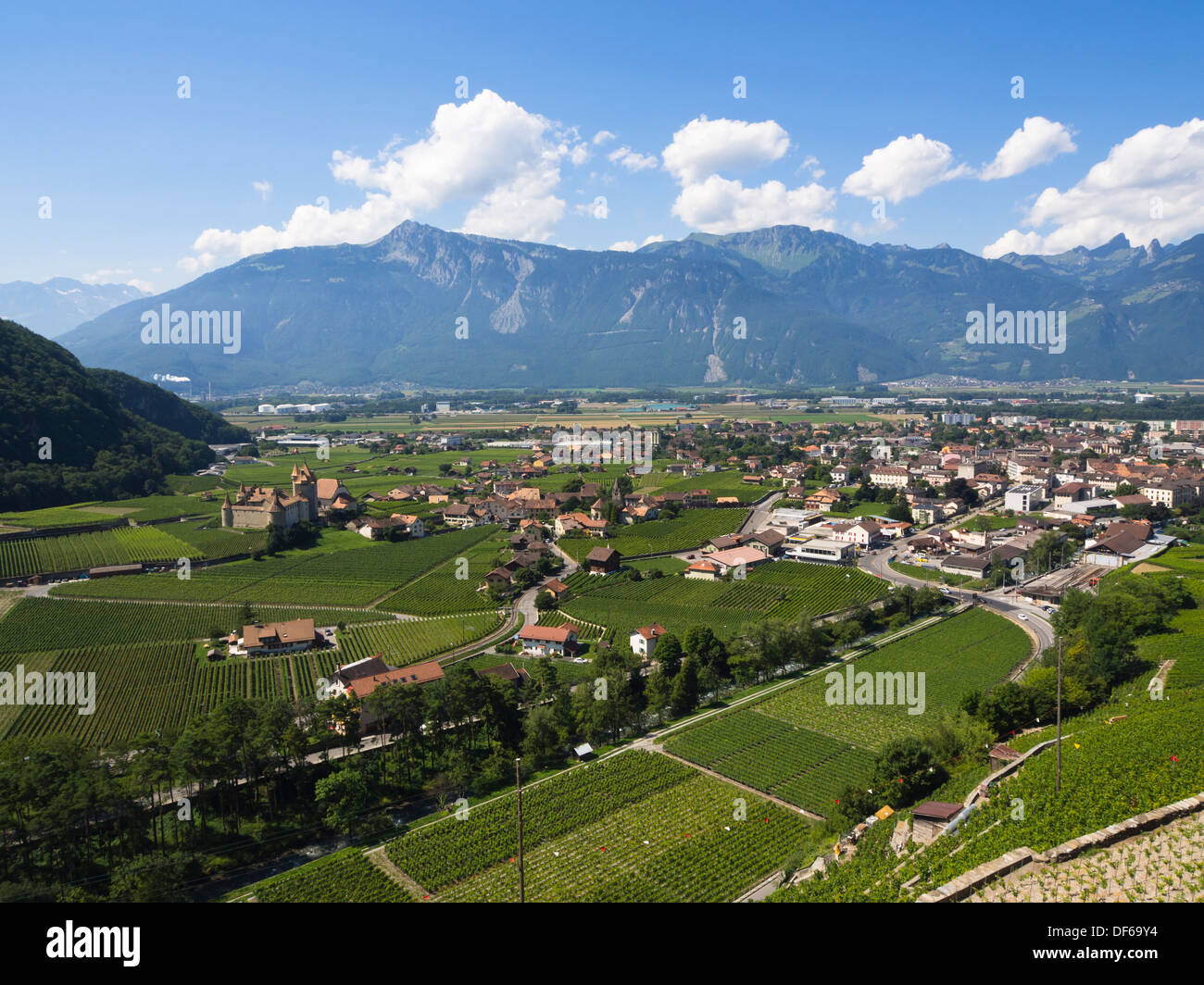 Schloss Aigle ein Schweizer Erbe und Weinmuseum und umliegenden Weinberge, Waadt Schweiz Weinanbaugebiet im Rhone-Tal Stockfoto