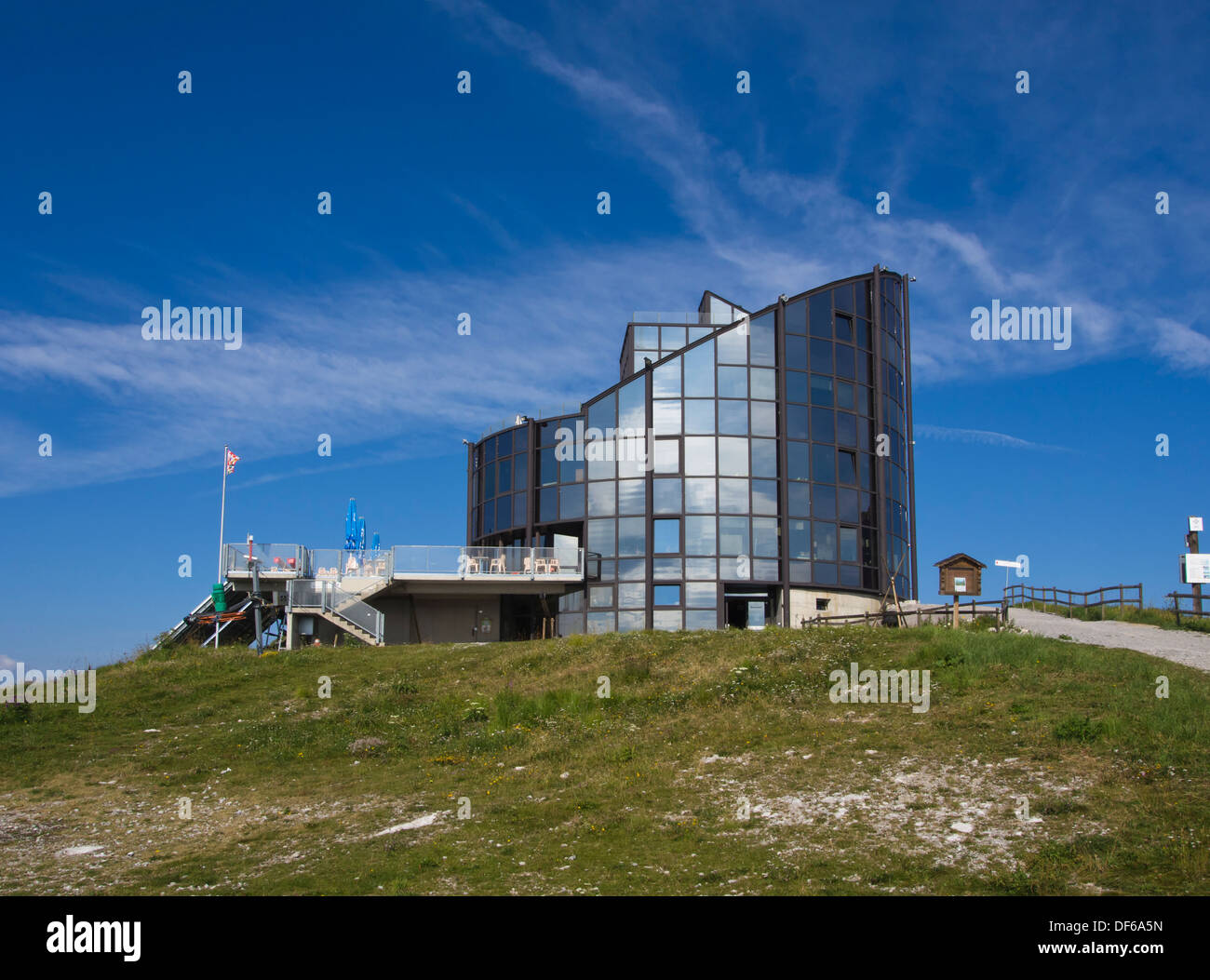 Café und Drehrestaurant auf dem Gipfel der Berneuse Berg in der Nähe von Leysin in der Schweiz Stockfoto