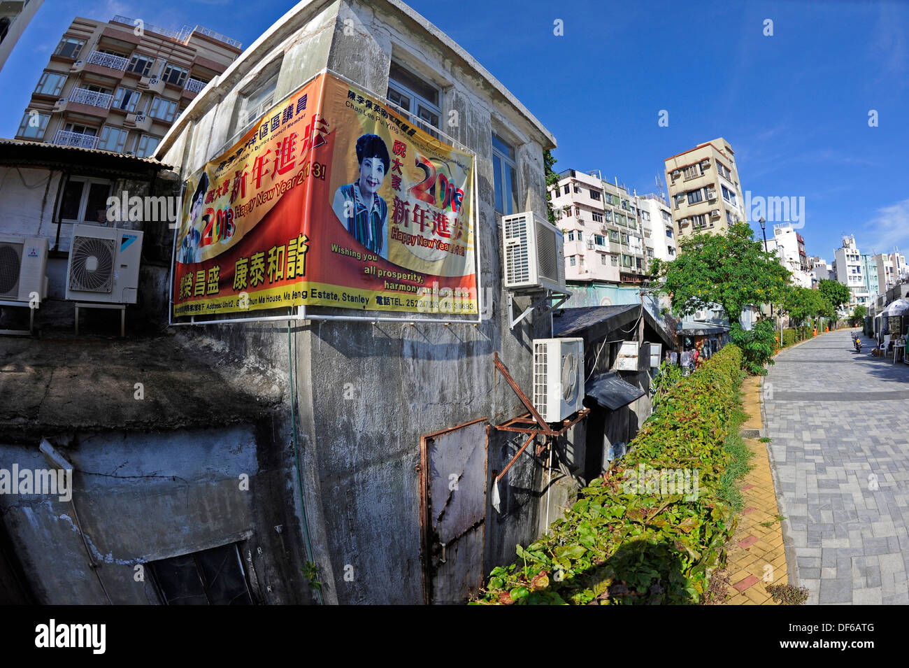 Politische Plakate und Luft-bedingten Einheiten am Meer bei Stanley, Hong Kong, China Stockfoto