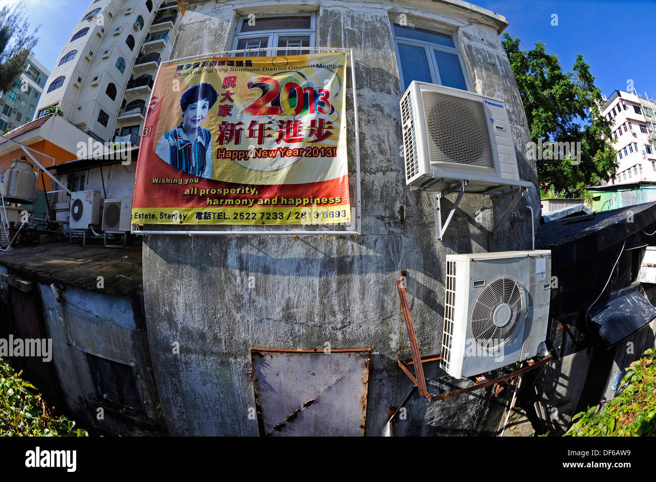 Politische Plakate und Luft-bedingten Einheiten am Meer bei Stanley, Hong Kong, China Stockfoto