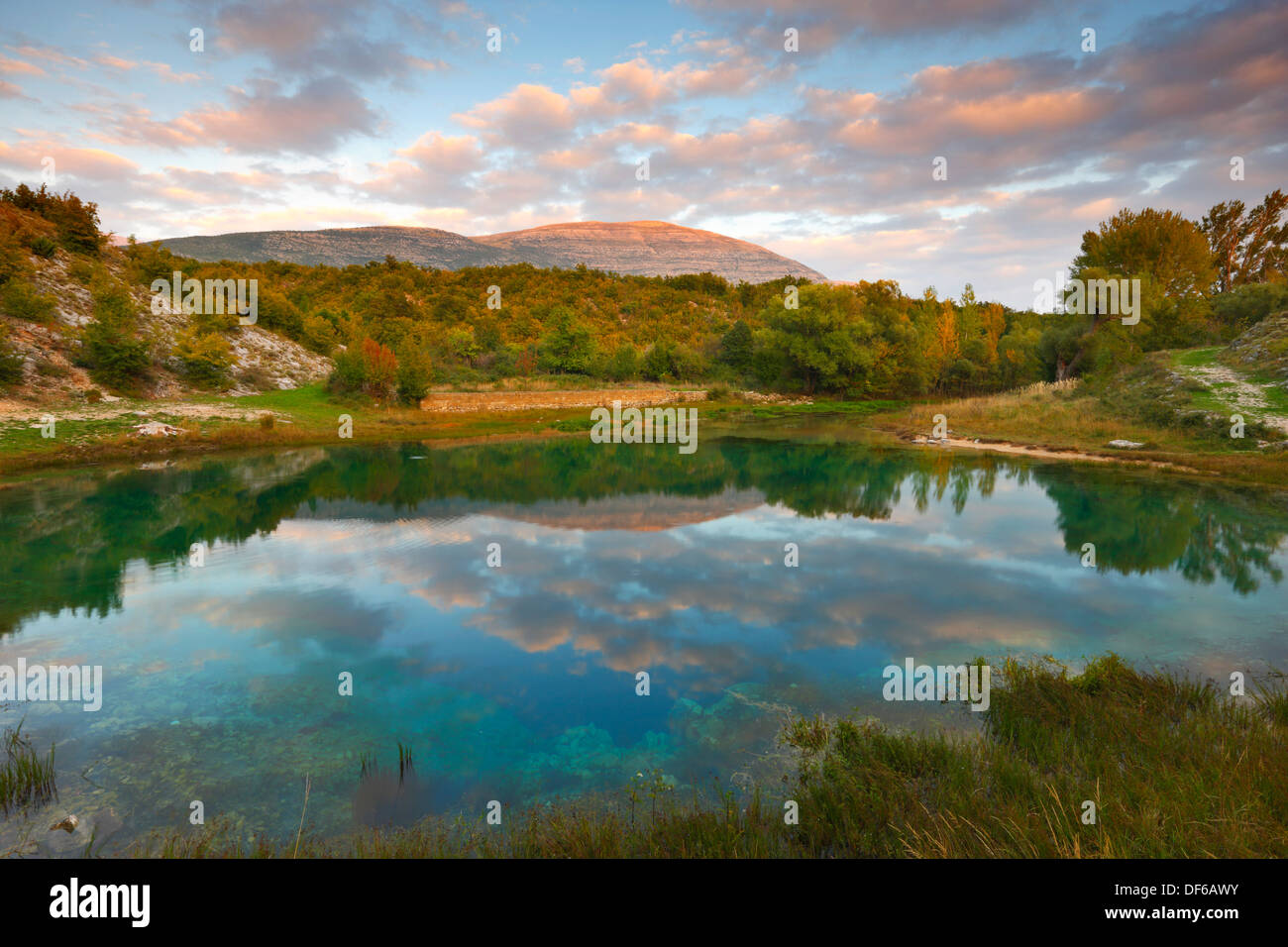 Quelle des Flusses Cetina in Kroatien Stockfoto