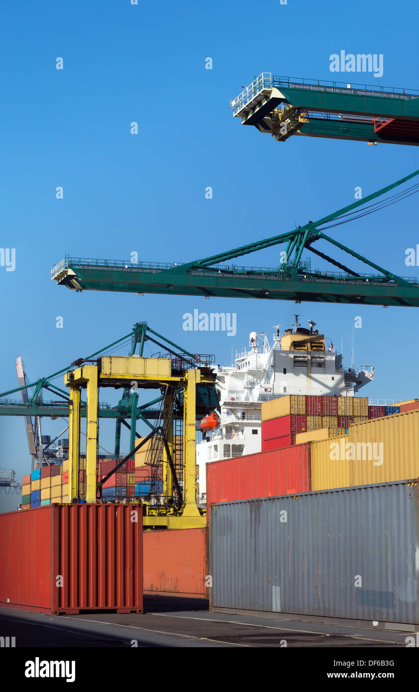 Schwere Krane Verladung von Containern in die Schiffe im Hafen von Antwerpen-Welt Stockfoto