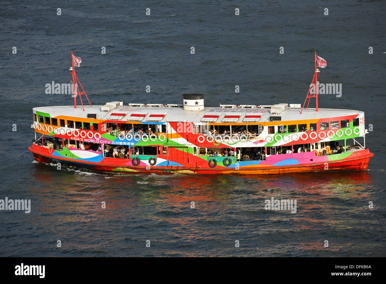 Fähren Passagiere zwischen Hong Kong Island und Kowloon Peninsula in Victoria Bay. Stockfoto