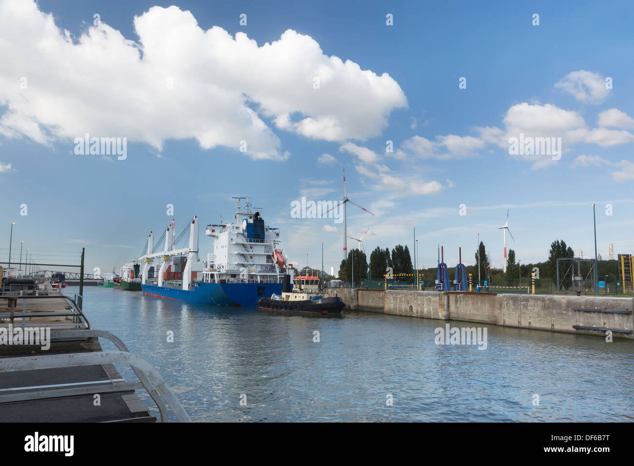 Moderne Frachtschiff beladen mit Containern, die darauf warten, die Boudewijnsluis Sperre im Hafen Antwerpen übergeben Stockfoto