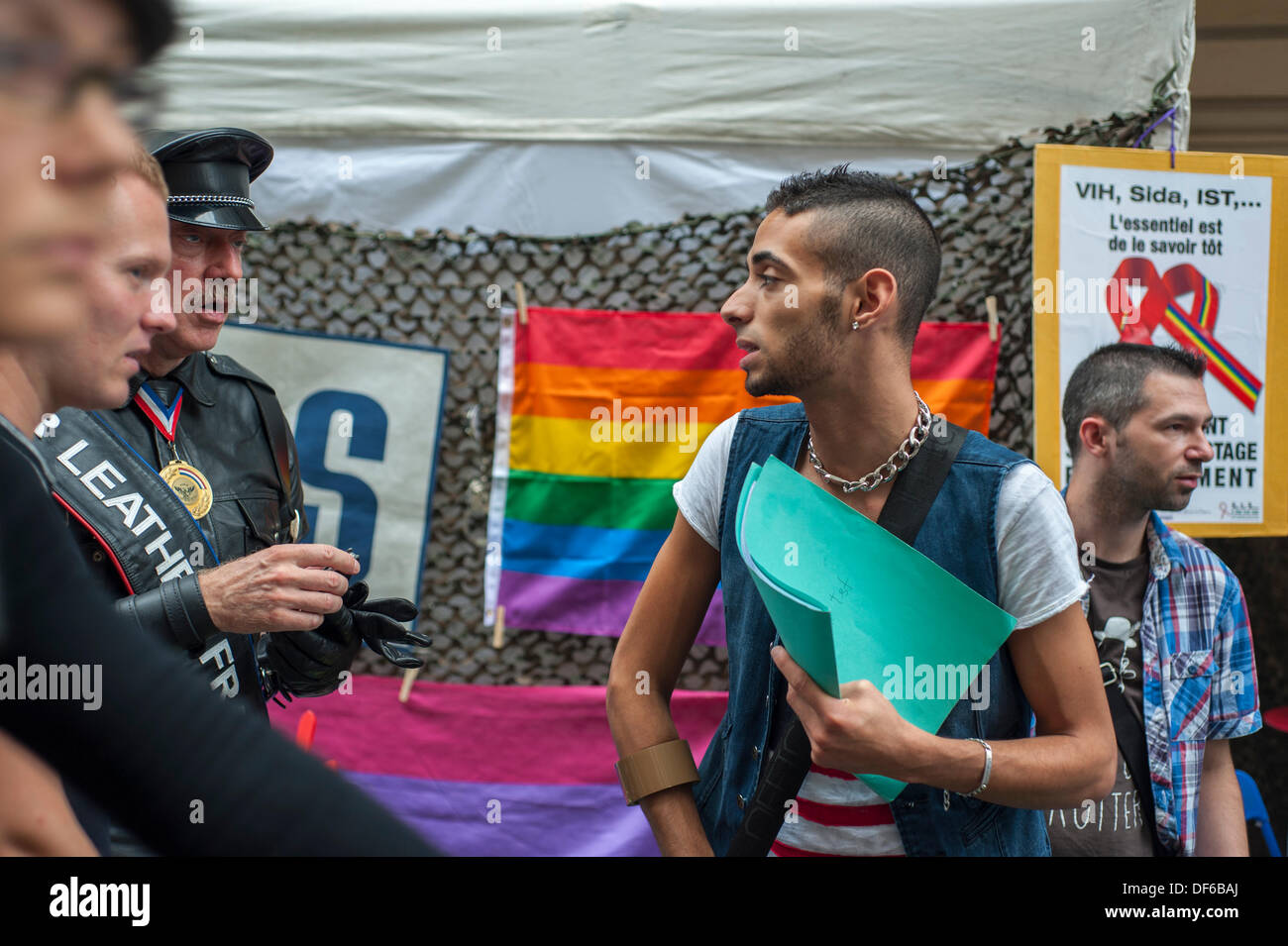 Paris, Frankreich, Gruppe der Männer, bei der HIV-Schnelltestwoche, 'Flash Test', Diagnose von HIV/AIDS, französische AIDS-Organisation AIDES, Gay le marais Stockfoto