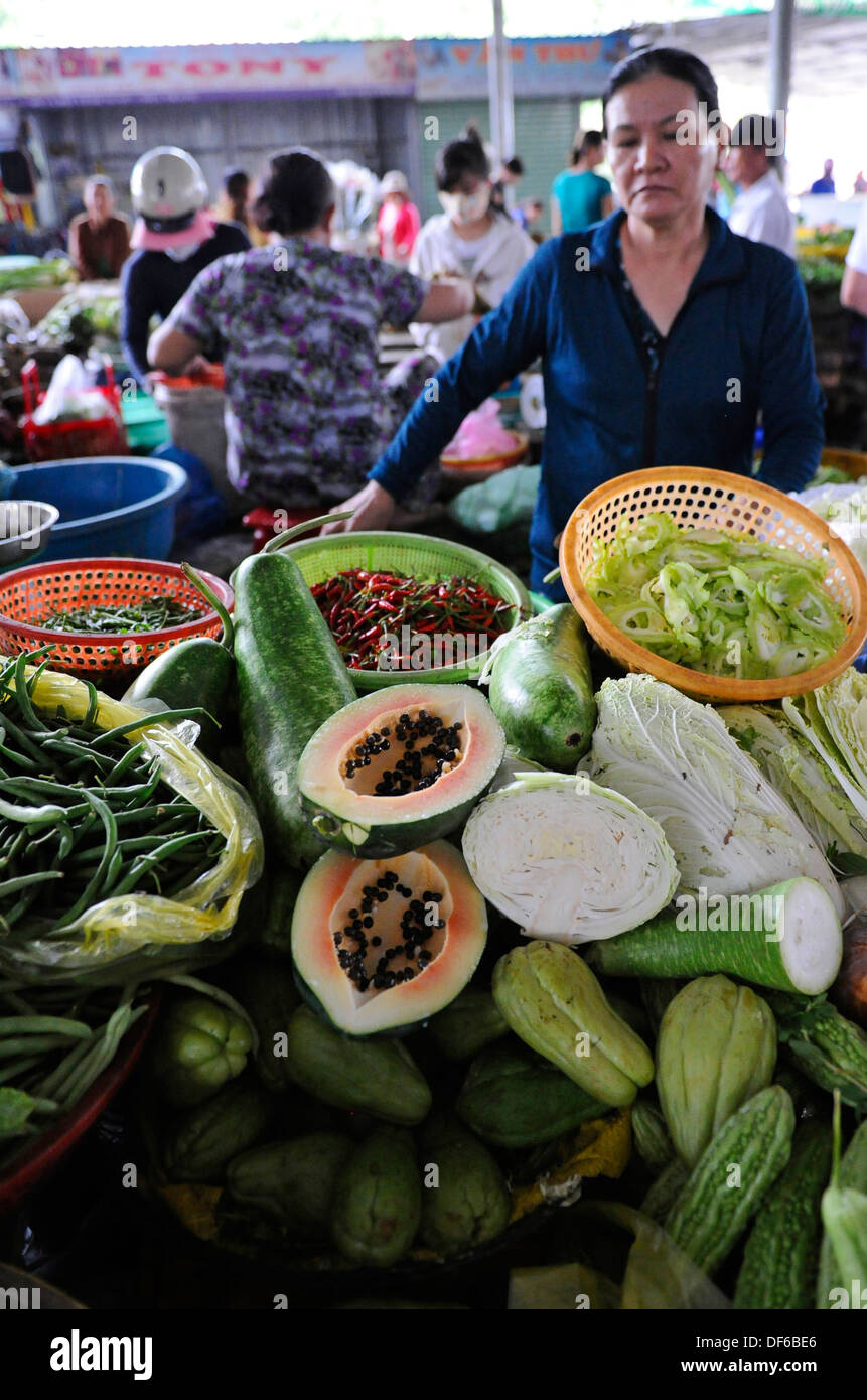 Indoor vietnamesischen Dorfmarkt, Obst, Gemüse, Fisch und Fleisch. Stockfoto