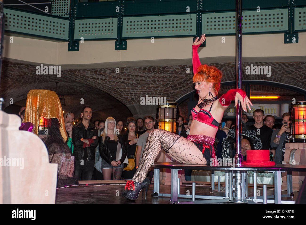 Burlesque Künstlerin Amber Rosia erklingt in der Pin-Up-Phase auf der Tattoo Convention London.  Die Veranstaltung zieht mehr als 300 von den gefragtesten Tattoo Künstler aus aller Welt sowie alternative Künstler und Burleske wirkt Stockfoto
