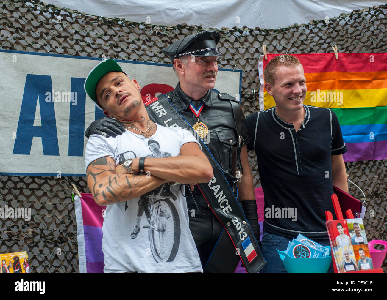 Paris, Frankreich, HIV Rapid Test Week, 'Flash Test', Diagnose von HIV/AIDS, französische AIDS-ORGANISATIONSHELFER, Porträt des Teams mit Hugues Fisher, Mr. Leather France, (Act up-Paris), homosexueller Straßenmann, HIV-Screening, Gay le marais Stockfoto