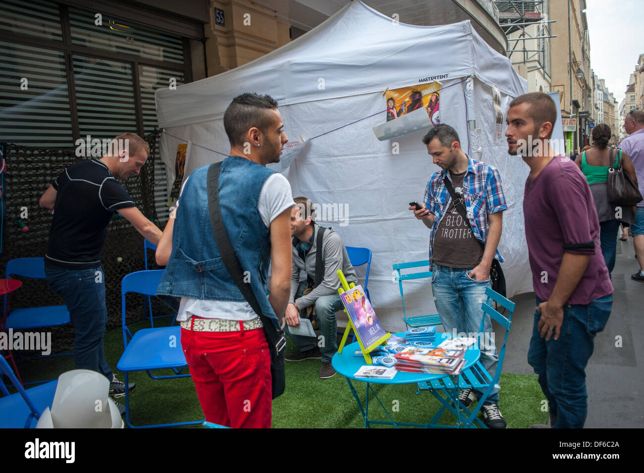 Paris, Frankreich, HIV-Schnelltestwoche, „Schnelltest“, Diagnose von HIV/AIDS, französische AIDS-Organisation HILFT militanten, auf der Straße in der Marais-Gegend, kommunale Gesundheitspersonal, die mit der Öffentlichkeit sprechen, hiv-Tests, Gesundheitsorganisation, Gruppe Menschen, ehrenamtliche Helfer Gemeinschaft Stockfoto