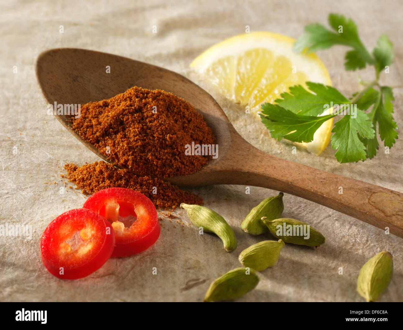 Frische und gemahlenen Chilis mit Cardomom Samen, Zitrone und Koriander. Indische Gewürze aus Anordnung Stockfoto
