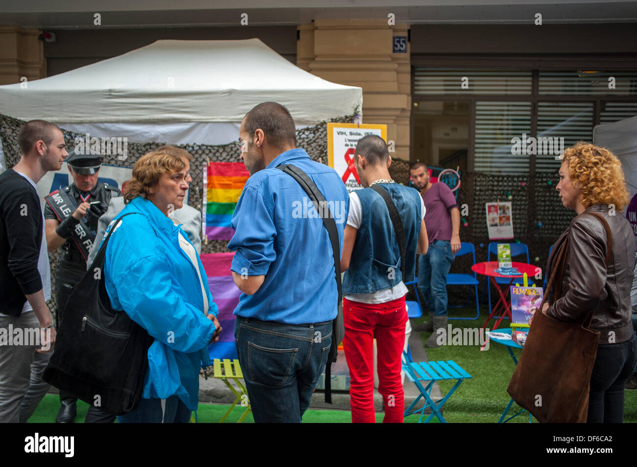 Paris, Frankreich, Gruppen, bei der HIV Rapid Test Week, 'Flash Test', französische AIDS-Organisation HELFER, auf der Straße in der Gegend von Marais, kommunale Gesundheitspersonal reden mit der Öffentlichkeit, Homosexuell le marais Stockfoto