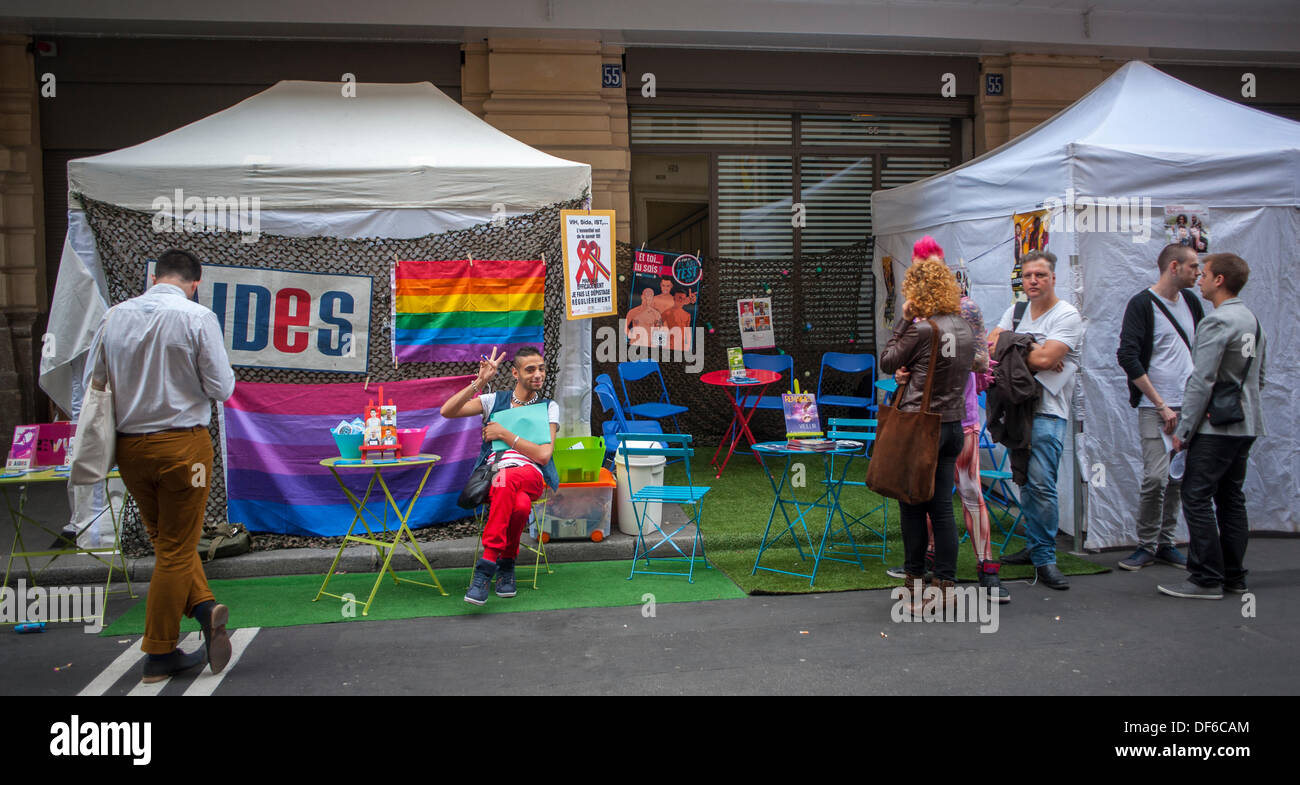 Paris, Frankreich, HIV Rapid Test Week, 'Flash Test', von der französischen AIDS-Organisation HELFER, auf der Straße in der Gegend von Marais, lgbt, Menschen im Gesundheitswesen, Freiwillige helfen Gemeinschaft, Gay le marais Stockfoto